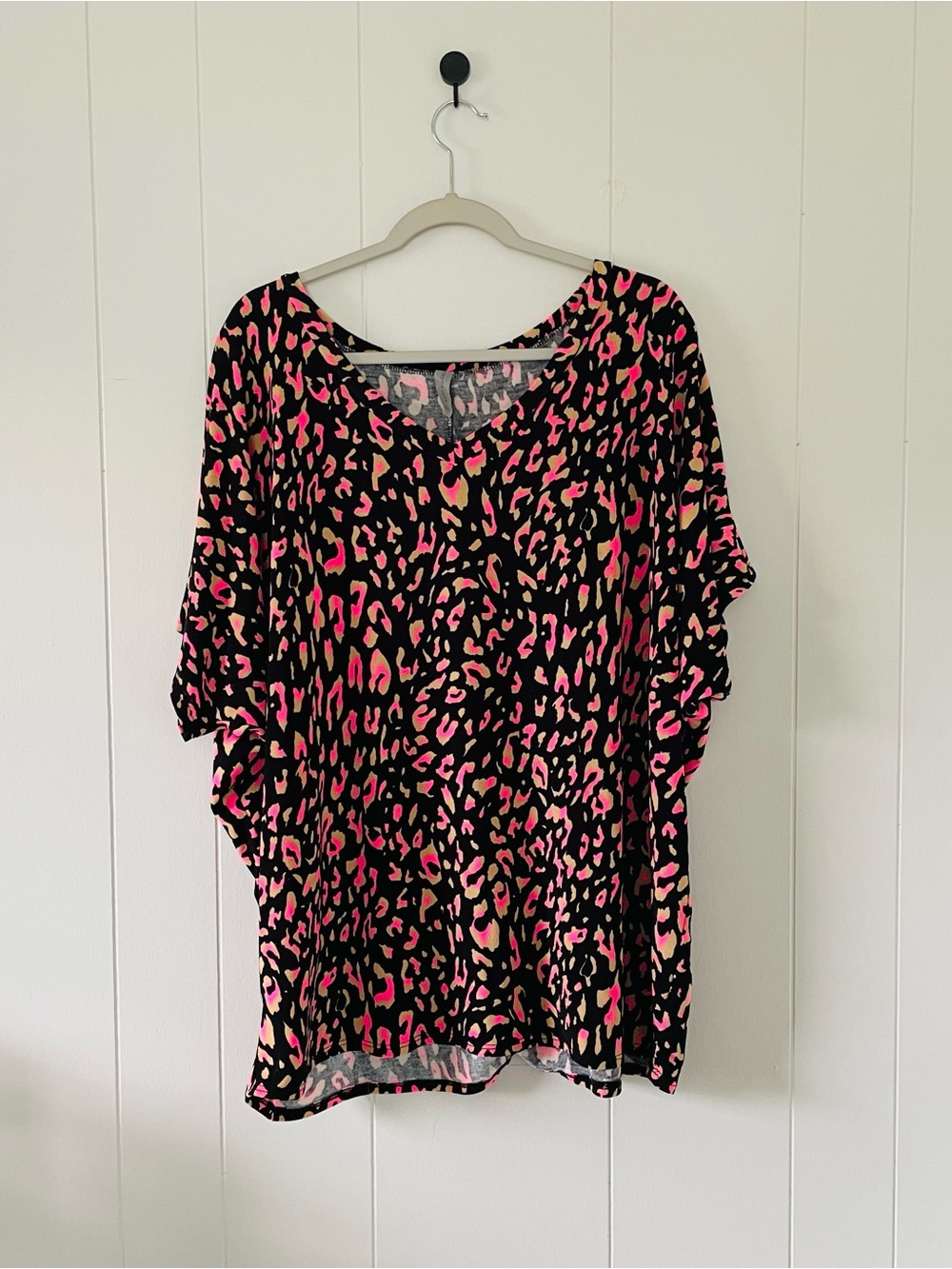 Honeyme Black Pink Leopard Print V-Neck Short Sleeve Top
